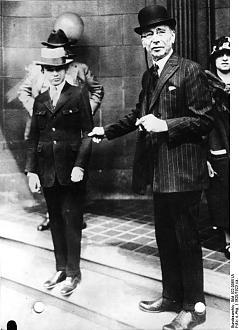 Click image for larger version

Name:	bobby franks and his dad.jpg
Views:	304
Size:	89.0 KB
ID:	708122
