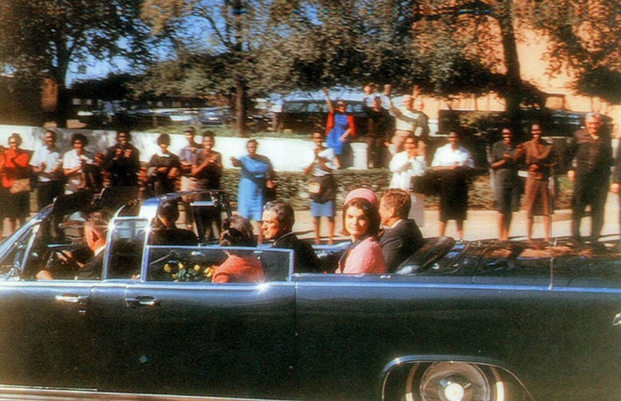 Click image for larger version  Name:	Robert_Croft_photo_showing_JFK's_car_on_Elm_Street.jpg Views:	0 Size:	282.0 KB ID:	805498