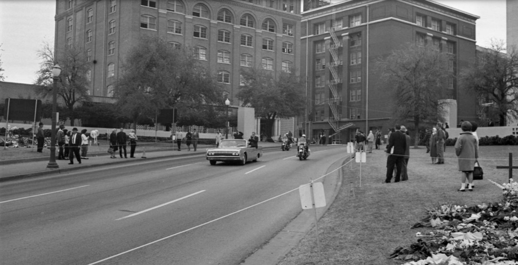 Click image for larger version

Name:	Re-enactment on 27 November 1963 - taken from position Altgens.jpg
Views:	386
Size:	264.3 KB
ID:	809537