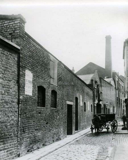 Click image for larger version

Name:	Chimney and Cart in George Yard.jpg
Views:	0
Size:	73.5 KB
ID:	848320